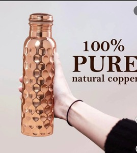 Bouteille d'eau en cuivre pur, finition brillante effet diamant, design classique martelé, gravée, écologique, inspirée des créations anciennes et de l'ayurveda, Uttar - Product Image 6