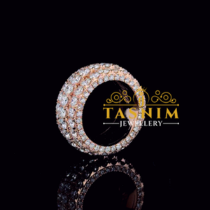 Bagues en or blanc de qualité supérieure avec diamants ronds brillants et étincelants pour femmes, disponibles à la vente - Product Image 2