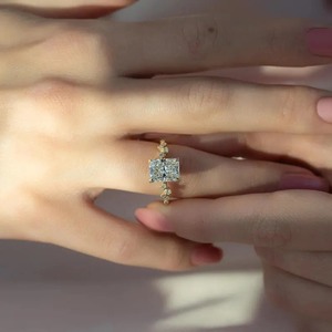 Anillo de compromiso de moissanita incoloro de corte radiante con vástago dividido, anillo de diamante radiante chapado en oro de 14k, regalo de anillo nupcial para boda. - Product Image 5