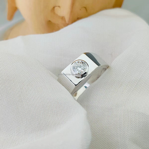 Diamante de corte brillante redondo engastado en oro blanco, un diseño moderno y elegante con bordes lisos, estilo seguro y un brillo refinado y llamativo. - Product Image 1