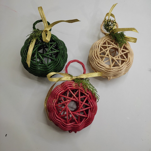 Ornements de Noël en rotin / fibres naturelles tissés à la main (couleurs assorties) avec clochettes et rubans pour la décoration de l'arbre - Product Image 3