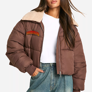 Blouson d'hiver matelassé court OEM pour femme, personnalisé, avec col à capuche, en coton teint, rivets, imperméable, écologique, léger, décontracté - Product Image 4
