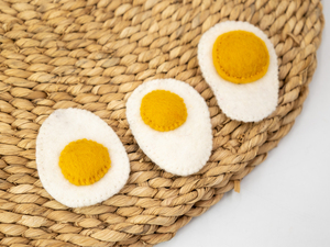 ไข่สักหลาดเย็บมือ ของเล่นทำอาหารสำหรับเด็ก ชุดอาหารเช้าสำหรับเล่นบทบาทสมมติในวันอีสเตอร์ ผลิตภัณฑ์ค้าปลีกแบบยุติธรรม ทำจากเส้นใยขนสัตว์ 100% - Product Image 2