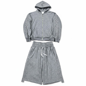 Ensemble sweat à capuche et short personnalisé avec logo imprimé et strass, en molleton 100% coton, pour un style décontracté et tendance. - Product Image 1