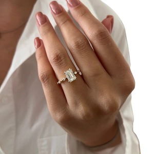 Bague de fiançailles de luxe en diamant de laboratoire taille émeraude 2 carats, inspirée de la nature, en or 14K, 18K ou platine - Product Image 2