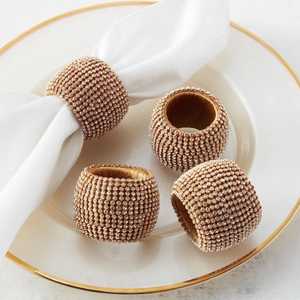 Anneaux de serviette modernes ronds en perles et métal, écologiques et durables, avec serviette beige pour la décoration de table de mariage - Product Image 3