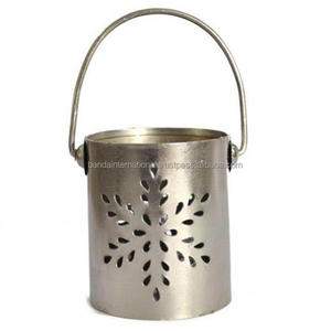 Portavelas votivo de hierro redondo con mango, acabado plateado para iluminar la decoración del hogar y otros candelabros - Product Image 1