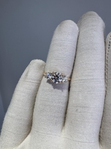 Anillo de Moissanita Trilogy: Oro de 14k, Anillo de Compromiso de Tres Piedras, Anillo de Flor con Diamantes Redondos, Joyería de Oro Amarillo Sólido - Product Image 3