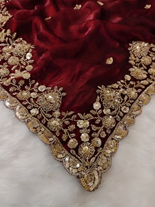 Sari de chifón satinado de aspecto elegante y muy suave con hermosos detalles de cuentas reales y blusa de satén con trabajo de cuentas. - Product Image 4