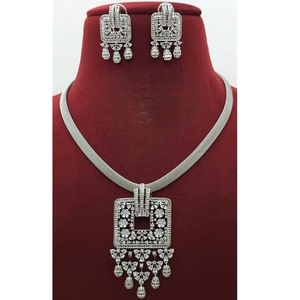 Conjunto de Pendientes y Cadena de Diseño con Cristales y Acabado Dorado, Glamuroso y Moderno, para Niñas, Bodas y Fiestas - Product Image 1