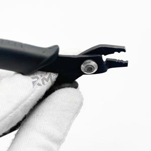 Pinza para Extensiones de Cabello RMI de Nuevo Diseño, Acero Inoxidable, Punta de Plasma Negra y Empuñadura Negra, Nueva Pinza - Product Image 6