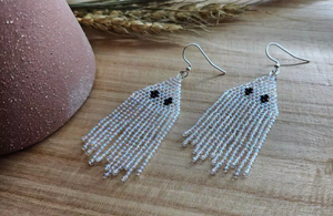 Boucles d'oreilles fantaisie personnalisées de haute qualité pour femmes, perles creuses élégantes, par HF Crafts - Product Image 5