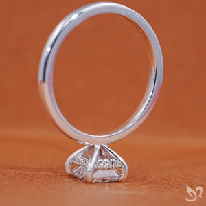 แหวนหมั้นเพชรทรงปรินเซสคัท 1 กะรัต ได้รับการรับรองจาก IGI เพชรเลี้ยงในห้องปฏิบัติการ พร้อมวงแหวนรอบเพชรแบบซ่อน ตัวเรือนทองคำขาว 10K - Product Image 2