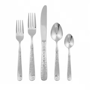 Ensemble de couverts en métal élégant pour table à manger, comprenant cuillère, fourchette et paires de couverts de service, conçu pour une réception élégante - Product Image 5