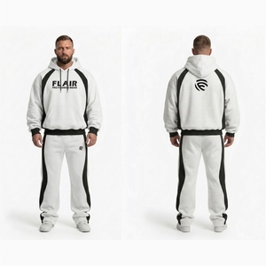 Conjunto Deportivo de Felpa Gris Claro para Hombre, Sudadera con Capucha y Pantalones Jogger con Logotipo Personalizado, Conjunto de Dos Piezas con Rayas en Contraste, Ropa Deportiva Urbana - Product Image 5