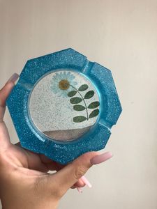 Porte-cendrier en résine artisanale avec motifs géométriques uniques pour les espaces intérieurs et extérieurs contemporains - Product Image 1