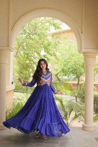 Vestido indio de primera calidad, elegante y sofisticado, llamativo y moderno, ideal para Navratri. - Product Image 2