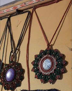 Collier en macramé cercle plaqué or laiton, fils multicolores, réglable, style bohème, fait main, bijou statement - Product Image 3