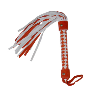 Látigo largo y flexible de piel sintética negra con flecos y agarre sólido, perfecto para juegos de rol y dominación en el dormitorio. - Product Image 1