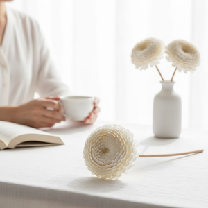 ดอกไม้แฮนด์เมดจากไม้โซล่ารักษ์โลก รูปดอกเบญจมาศ ขนาด 8.5 ซม. พร้อมก้านไฟเบอร์จากพืชเซสบาเนีย - Product Image 3