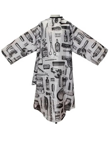 Nouvel arrivage de capes de barbier pour la coupe de cheveux Capes imprimées de style salon Cape de barbier en tissu imperméable avec tablier avec logo personnalisé - Product Image 6