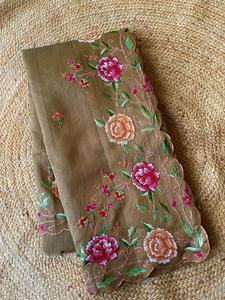 Sari en soie Matka tendance pour l'exportation mondiale, broderie florale, bord festonné, pur, doux, absorbant l'humidité, séchage rapide, idéal pour les fêtes - Product Image 2