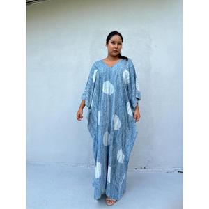 Kaftan long décontracté en coton imprimé à pois bleus, coupe ample, col en V, taille naturelle, écoresponsable, pour femme, idéal pour l'été et les vacances - Product Image 2