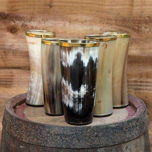 Vaso Moderno de Cuerno de Búfalo, Diseño Marmoleado Marrón y Blanco, Material Ecológico y Orgánico, HASAN CRAFT, Tazas de Cuerno Vikingo con Tapas para Bodas - Product Image 1