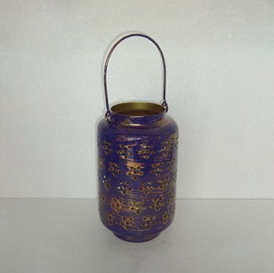 Farol de metal grande, morado, con acabado bronce antiguo, diseño perforado, cuerpo cilíndrico, asa de alambre arqueado, para mesa - Product Image 1