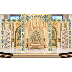 Mandap de mariage tendance inspiré du palais moghol, décoration de scène de mariage de luxe avec cadre doré et panneaux à motifs verts - Product Image 1