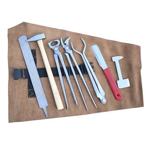 Kit completo de herramientas de herrador con lima de raspado, herramienta para quitar calzado, martillo de forja, alicates de crimpado, cuchillo para calentamiento de herrajes y pulidor - Product Image 1