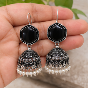 Boucles d'oreilles Jhumka en argent oxydé faites à la main avec pierres noires et perles pour femmes - Fournisseur en gros - Product Image 5