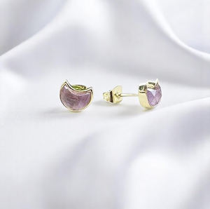 Boucles d'oreilles clous en améthyste naturelle 6x8mm en forme de croissant de lune, en argent sterling 925 plaqué or, serties clos, bijoux de mode pour femmes, vente en gros - Product Image 4