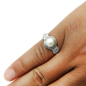 Anillo de boda con perla de agua dulce hecho a mano con plata de ley 925, engaste en bisel, joyería bohemia perfecta para ella. - Product Image 4