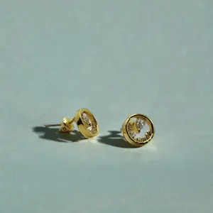 Élégantes boucles d'oreilles clous circulaires en or 22 carats avec diamants et design moderne pour femme, idéales au quotidien - Product Image 2