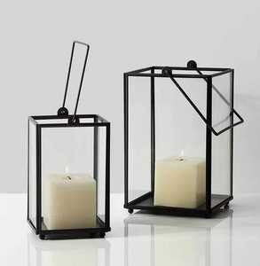 Lanterne en fer créée pour un design d'intérieur de style ancien et une éclairage doux pour enrichir l'ambiance d'un coin de la maison, idéale pour la décoration et l'éclairage au sol. - Product Image 2