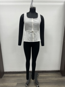 เสื้อกล้ามสตรีแบบสั้นลายทางเรียบง่าย คอเหลี่ยม ติดกระดุมผูกเอว สไตล์ลำลอง สำหรับฤดูใบไม้ผลิและฤดูร้อน ผ้าฝ้าย 100% ระบายอากาศได้ดี - Product Image 2
