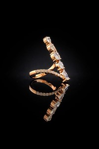 Anillo de Oro de 14 Quilates con Engaste de Diamantes en Forma de Pera y Redondos en Espiral Infinita, Chapado en Oro de 14K - Product Image 4