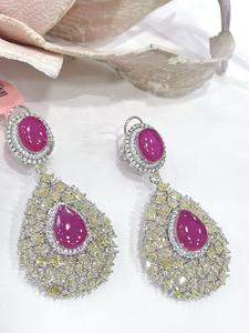 Hermosos pendientes de circonita con acabado plateado de la mejor calidad para mujeres y niñas, ideales para looks de noche y fiestas. - Product Image 2