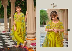 Mädchen Crop Seide Salwar Kameez Set Traditionelle Partykleidung Locker Sitzende Digital Bedruckte Kurti mit Satin-Hose und Blumen-Dupatta - Product Image 3