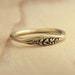 Anillo de Oro Blanco de 14K con Diseño de Hoja y Rama, Anillo de Boda para Mujer, Anillo Rústico con Motivos Naturales - Product Image 2
