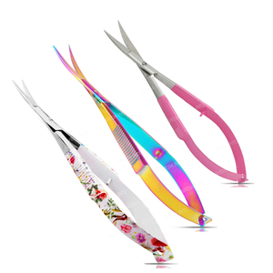 Tijeras para Extensión de Pestañas con Recubrimiento Rojo y Logotipo Personalizado, Herramienta de Belleza de Acero Inoxidable con Resorte, Diseño Sostenible - Product Image 1