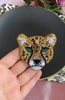 Broche brodée d'inspiration florale avec broderie fine faite à la main, broche perlée faite à la main, cadeau idéal pour les anniversaires