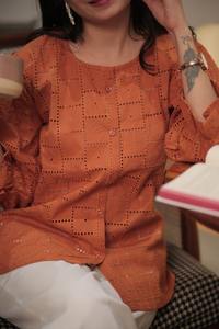 Débardeurs en coton Schiffli tendance pour femmes, confortables pour un usage régulier, hauts courts formels, exclusifs de la boutique indienne - Product Image 4