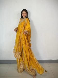Conjunto de Salwar Kameez de Seda Amarillo Mostaza de Lujo con Bordado Zari Dorado, Kurta Recta y Gharara Acampanada, Estilo Indio Pakistaní Bollywood - Product Image 6