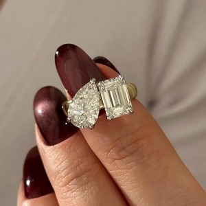Bague de fiançailles et de mariage pour femme en or jaune 18 carats, design tendance, diamant de laboratoire taille émeraude et poire, 2 carats, largeur 4 mm - Product Image 2