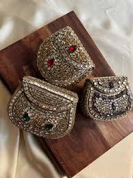 Bolso de Mano Estilo Vintage con Mosaico Kundan, Adornado con Gemas Brillantes y Detalles de Espejo, con Elegante Ornamentación Artesanal - Product Image 3