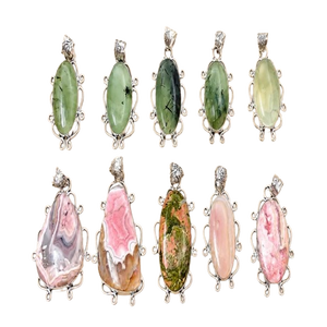 Pendentif en pierre précieuse, pendentifs en agate de cristal naturel, quantité en gros, respectueux de l'environnement, forme irrégulière, gravure d'amour sculptée - Product Image 2