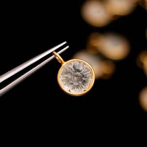 Colgante de Cuarzo Natural Tallado en Forma de Flor con Baño de Oro Vermeil, Plata de Ley 925, Gema de Cristal, Joyería de Cristal Curativa - Product Image 1