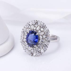 Anillo de Diamantes de Corte Esmeralda de Lujo en Oro Sólido de 18K/14K con Piedra Central – Joyería de Moda para Uso Diario y Ocasiones Especiales - Product Image 1